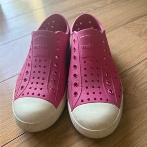 Native Kids Water Shoes - Fuchsia and Cream